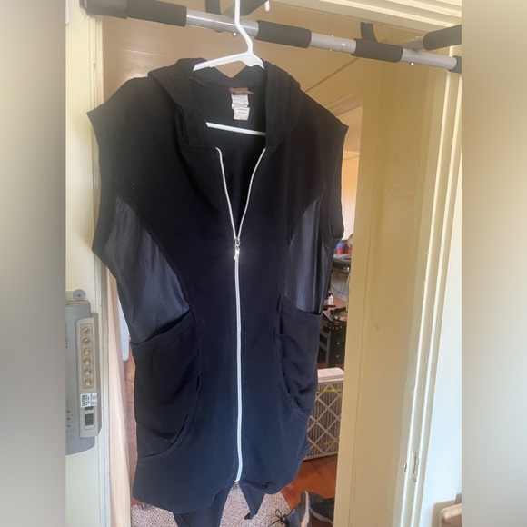 Sleeveless zip up designer - Picture 2 of 2